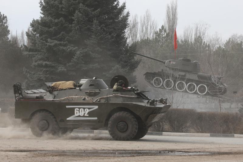 Rus zırhlı aracı, Sovyet tankının yanından geçiyor (Reuters).jpg