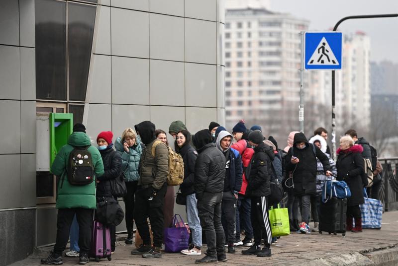 Kiev'de ATM sırası (AFP).jpg