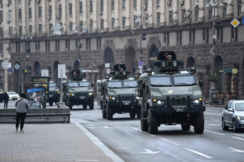 Kiev'de Ukrayna askeri araçları (AFP).jpg