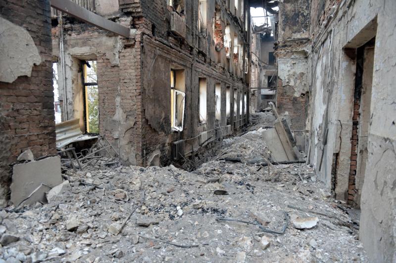 Harkov'da bombalanan okul (AFP).jpg
