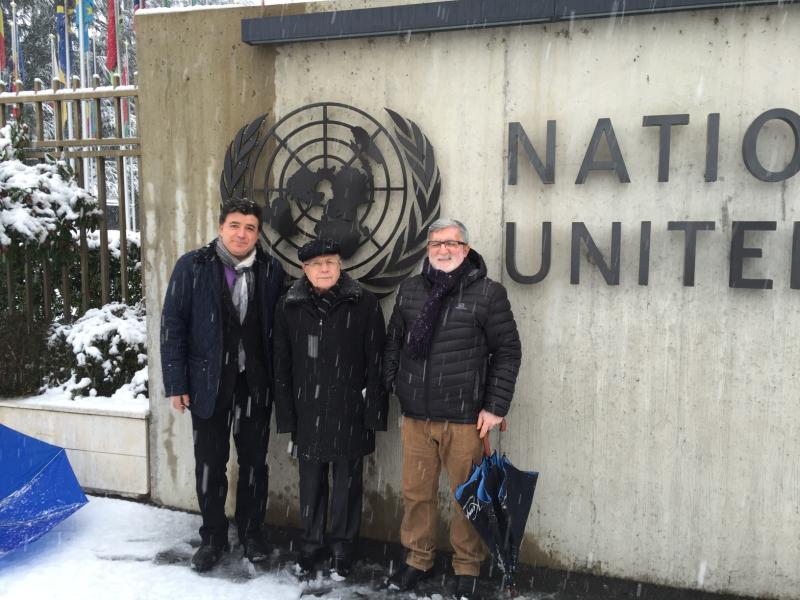 Soldan sağa- Yazar R.A.Dere, sosyolog İsmail Beşikçi ve İbrahim Gürbüz New York'taki BM binası önünde.JPG