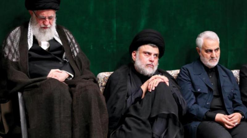 Sadr, Süleymani ve Hamaney arasında oturuyor (İran’ın dini lideri Ali Hamaney’in resmi sitesi).jpg
