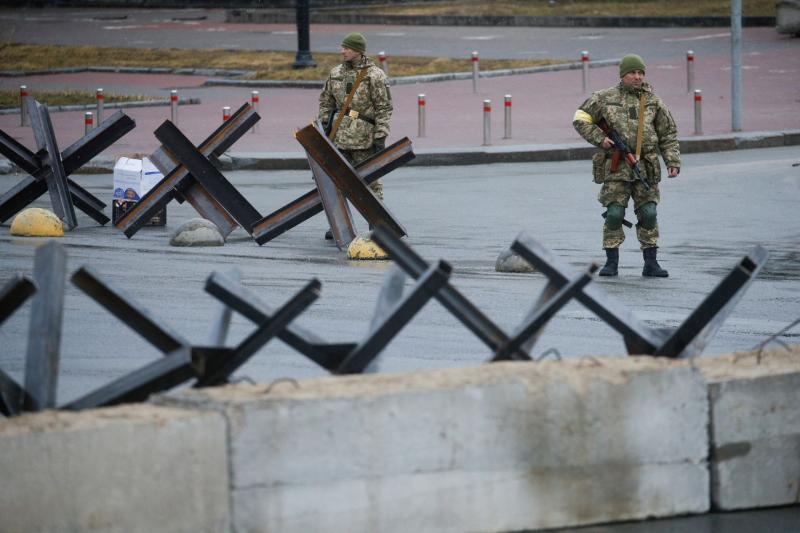 Ukrayna ordusu Rusya işgaline karşı şehirlerde barikatlar kurmaya devam ediyor