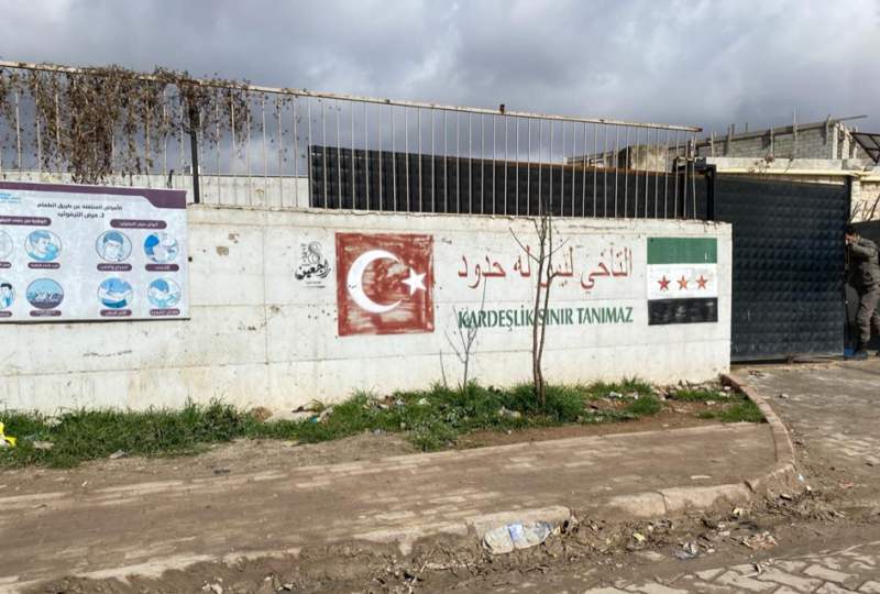 Foto 8 - Azez'de sıradan bir sokağın duvarı Türkiye - Suriyee .png