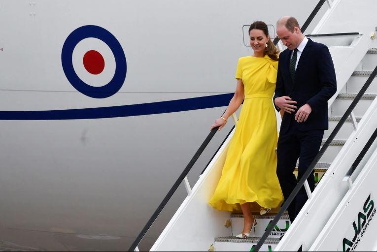 Cambridge Dükü ve Düşesi, Kraliçe II. Elizabeth'in taç giyme töreninin 70. yıldönümüne denk gelen bir Karayip turunda  Toby Melville-Reuters.JPG