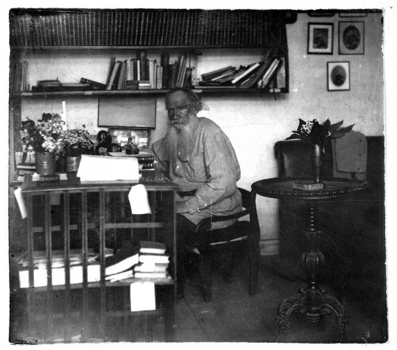 Tolstoy, çalışma ofisinde (1908).jpg