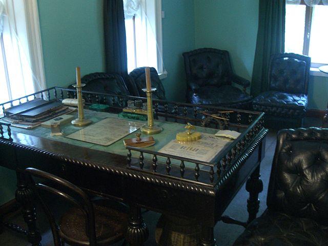 Lev Tolstoy'un Memorial Museum-Estate  Hamovniki'deki çalışma masası.jpg