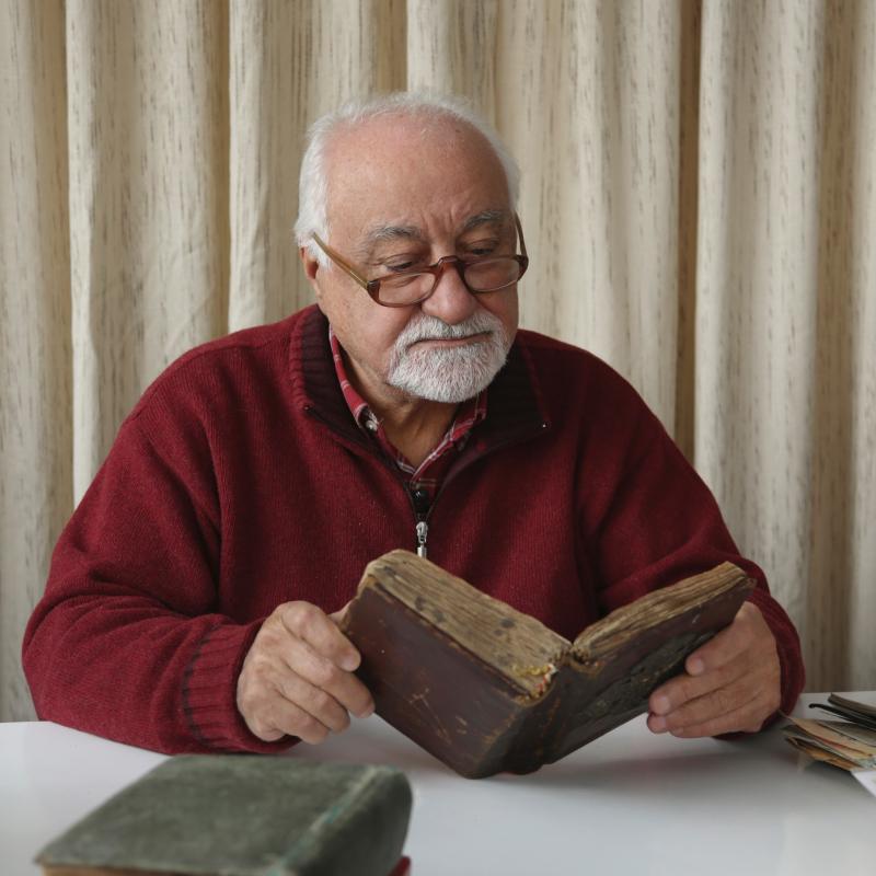 margosyan kitap okurken.jpg