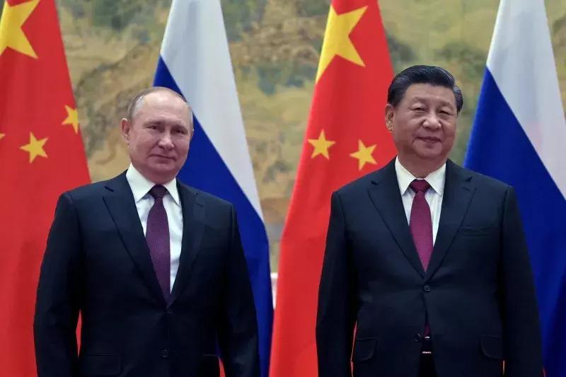 Putin ile Çinli Başkan Şi Cinping. Çin, Rusya'yı destekliyor ancak Putin'in savaş hamlesini doğru bulmuyor. Fotoğraf-Sputnik-Reuters.jpg