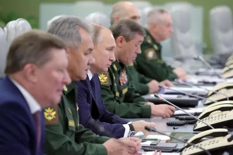 V. Putin, generalleriyle birlikte Milli Savunma Kontrol Merkezi'nde füze denemesini izliyor-Moskova 2018. Fotoğraf- Mikhail Klimentyev, Sputnik.jpg