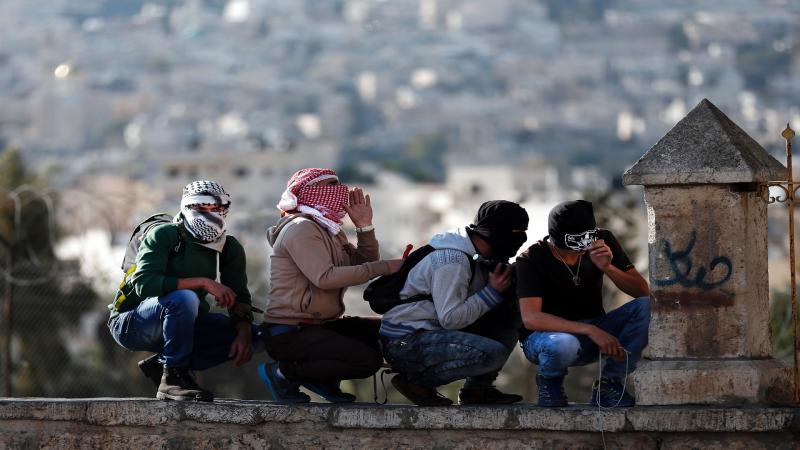 İşgal altındaki Filistin şehri Beytlehm'de direnen Filistinli gençler.Fotoğraf-France Press.jpg