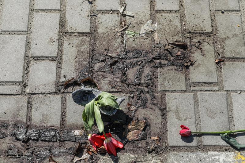 infaz edilen ukraynalının yerine bırakılan çiçekler.jpg