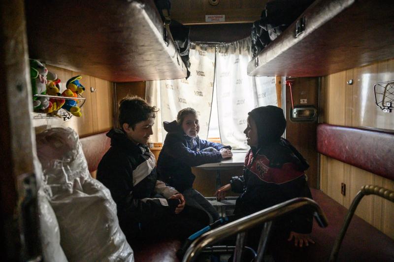 mariupol'den kaçan aile - afp.jpg
