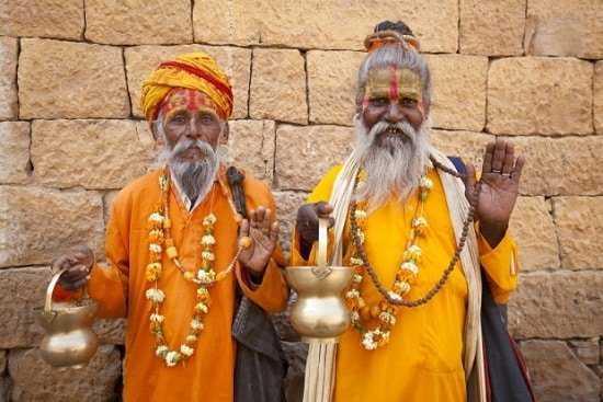 Hindu Keşişleri yıl boyu uzun süren oruçlar tutarlar. .jpg