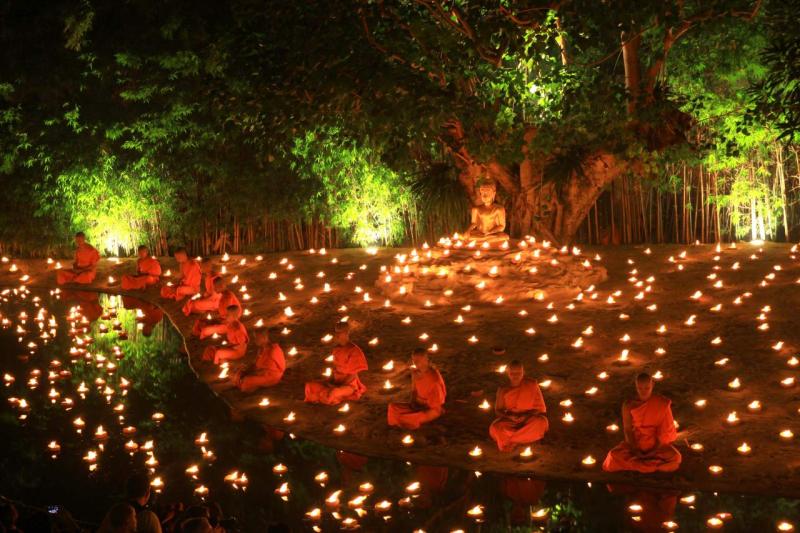 Taylandlı Budist rahipler ruhani meditasyon halinde