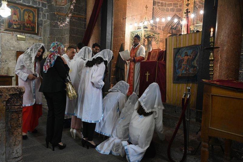 Diyarbakır-Nisan 2022. Süryani cemaatin  tarihi Meryem Ana Kilisesi'nde katıldığı bir Paskalya ayini. Papaz Yusuf Akbulut'un yönetitği ayin 3 sa.jpg