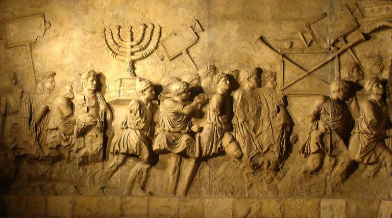 Titus kemeri mermer kabartması. Roma İmparatoru Titus'un Kudüs'ü alıp ayaklanmayı bastırması sonrası ve sürgün tasviri.jpg