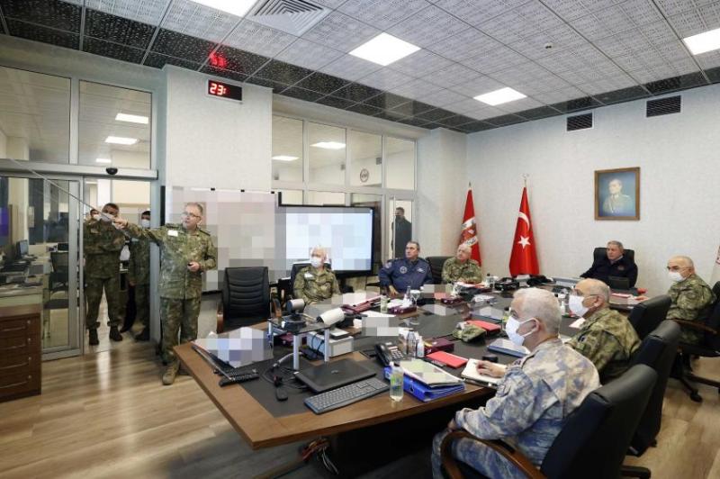 Milli Savunma Bakanı H. Akar  ile Kurmay Heyeti, sınır ötesi operasyonu hakkında bilgi alıyorlar. Fotoğraf-Arif Akdoğan, AA. .jpg