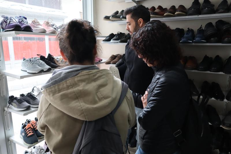 Artan fiyatlar ikinci el  ayakkabı satan dükkanlara olan ilgiyi arttırdı (Foto İndependent Türkçe).JPG