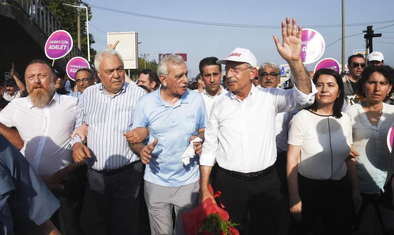 HDP'li Sezai Temelli, Celal Doğan, Ahmet Türk ve K. Kılıçdaroğlu, birlikte Adalet Yürüyüşü'nde, Kaynak-Kurdistan 24 sitesi.jpg