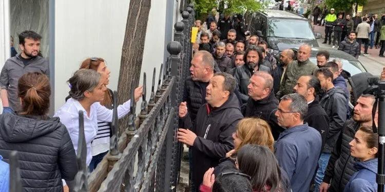 HDP Genel Merkezi önüne polis eşliğinde  siyah çelenk bırakma girişimi, tartışma ve gözaltılara yol açtı.jpg