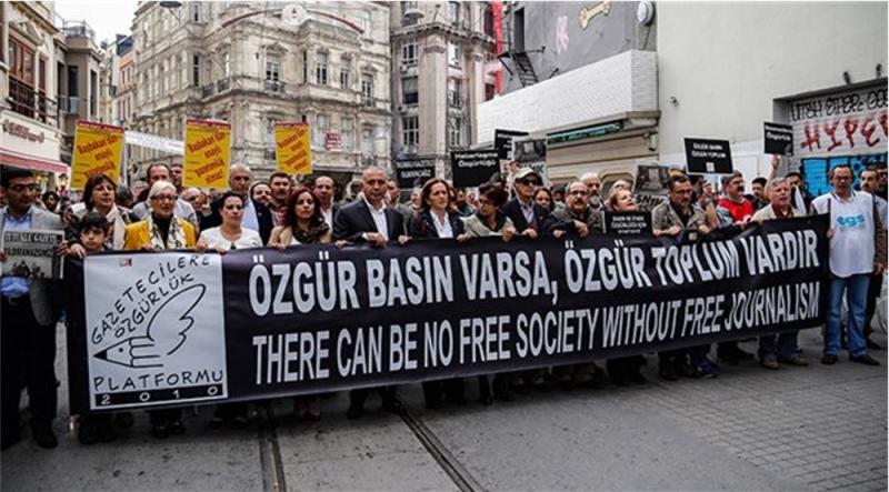 Gazeteci yargılamalarını protesto eden basın mensupları. Kaynak-Birgün gazetesi.jpg