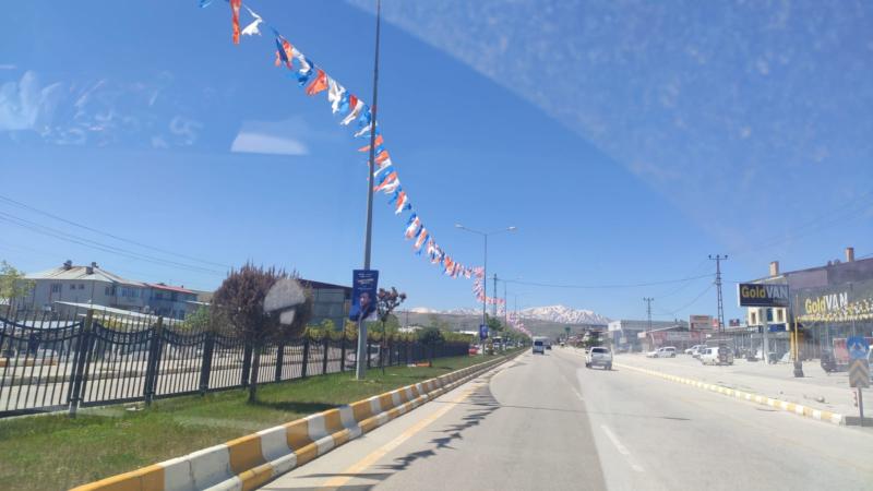 CHP ziyaretinin ilk gününde kentin birçok caddesi AK Parti bayraklarıyla donatıldı.jpg