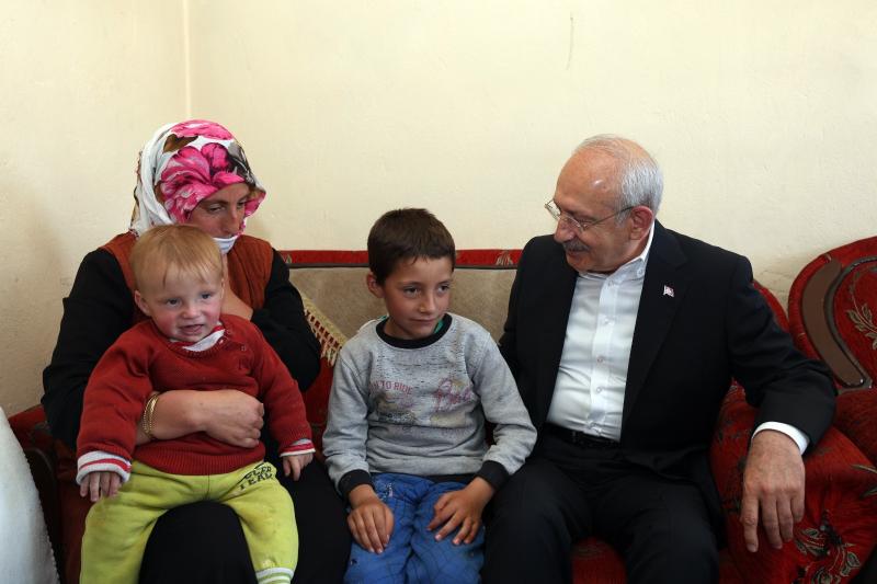 Kılıçdaroğlu , 2 yıla yakın bir süredir elektriği kesik olan Atalay ailesini ziyaret etti.jpg