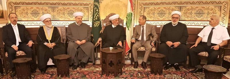 Lübnan Baş Müftüsü Abdullatif Dıryan, Habeşi Hayırseverlik Cemiyeti heyetini makamına kabul ediyor. Kaynak-darelfatwa.gov_.Ib_.jpg