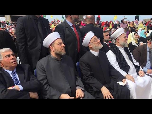 Şeyh Qaraqira ile bazı şahsiyetler eşliğinde cemaatin bir etkinliğinde. Kaynak-youtube.jpg