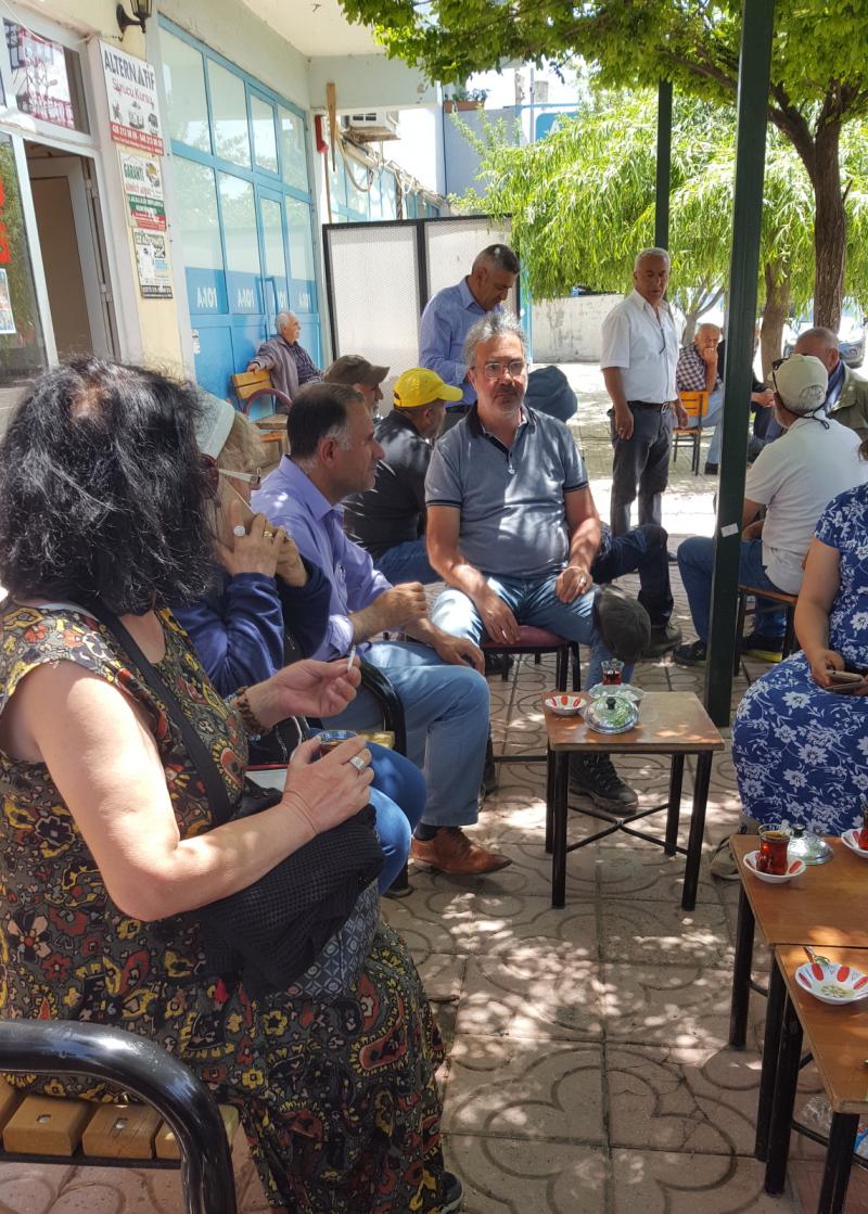 Yedisu belde merkezinde çay molası.jpg