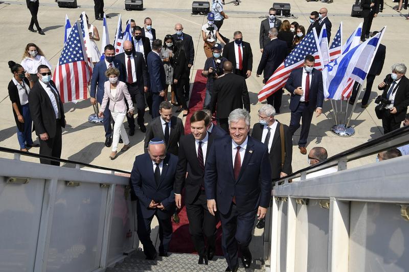 İsrail Milli Güvenlik Danışmanı Meir ben Şabat, Amerikan heyetiyle birlikte Abraham Anlaşmaları töreninde. Kaynak- ABD Büyekelçiliği, Kudüs.jpg