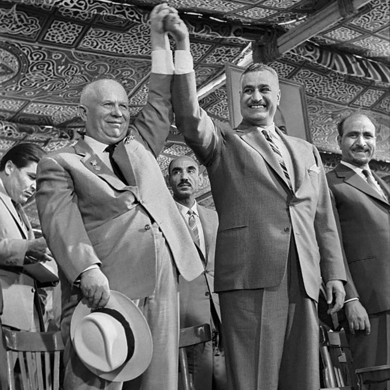 Nikita Kruşçev ve Mısır lideri Cemal Abdulnasır. Kaynak-Orient XXI.jpg