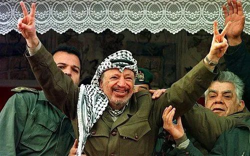 Arafat, 1974'te BM Kürsüsünde konuşurken, Zeytin dalının elimden düşmasıne izin vermeyin demişti-Kaynak-politikyol.jpg