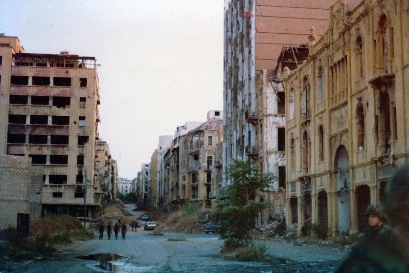 İç savaş döneminde başkent Beyrut doğu (Hıristiyan) ve batı (Müslüman) diye ikiye bölündü. Yıl 1982. Fotoğraf-James Case.jpg