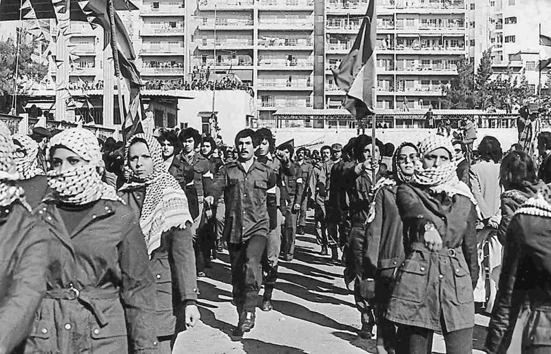 Lübnan İç Savaşında Filistinli El Fetih kadın-erkek milisleri.jpg