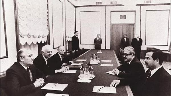 M. Gorbaçov, E. Şevardnadze ve Sovyet Heyeti, Saddam Hüseyin ve Iraklı yetkililerle.jpg