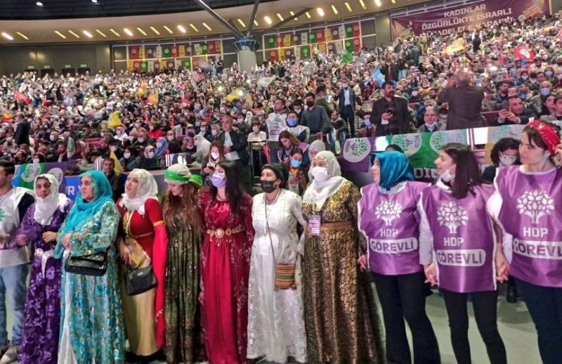Kongrenin olmazsa olmazı kadınların renkleri. Fotoğraf-Bianet_.jpg