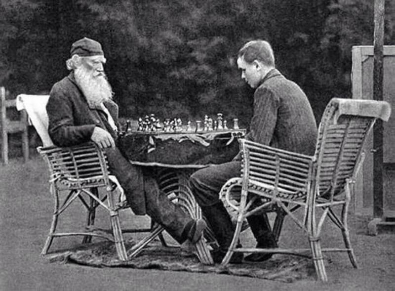 Yardımcısı Chertkov ile Satranç oynarken 1907.jpg