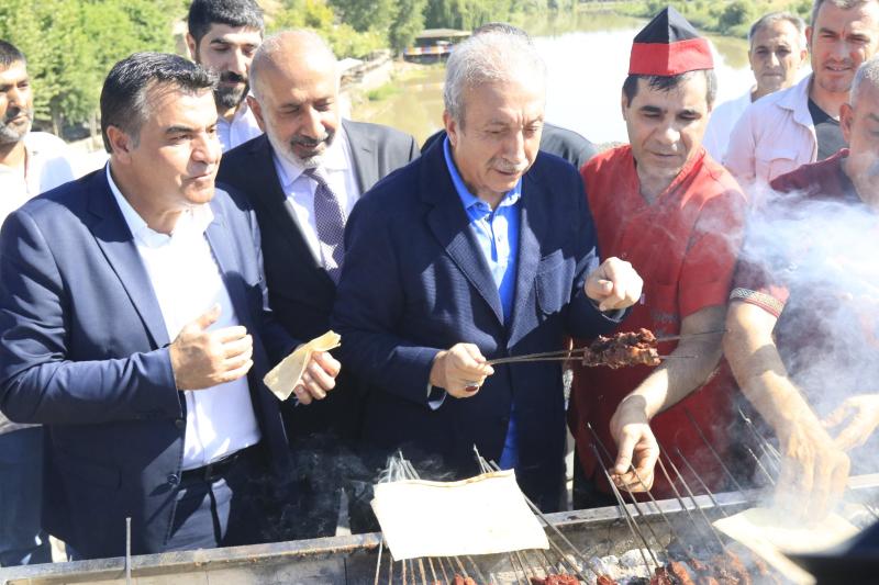 Eski bakan Mehdi Eker mangal başında ciğer kebabı pişirdi2.jpg