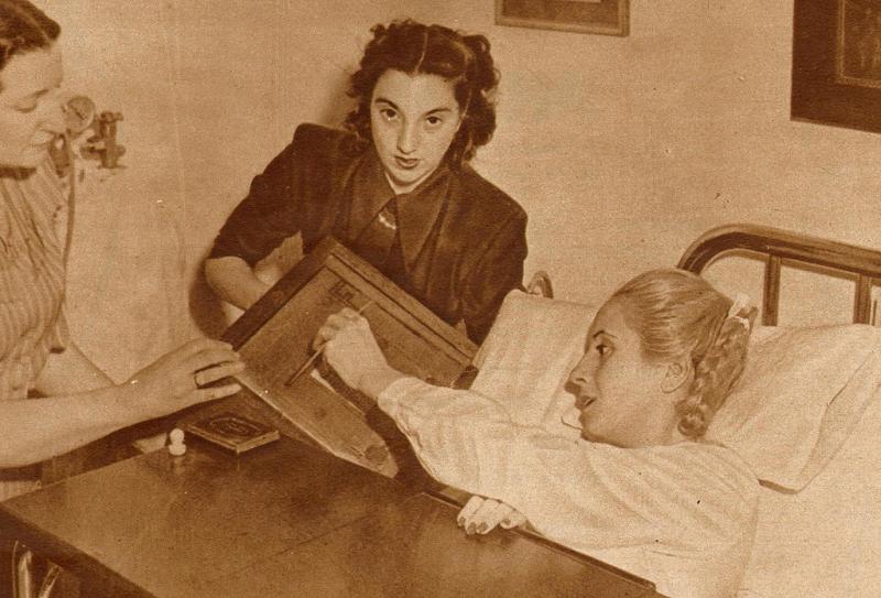 Eva_Perón_votando_-_Mundo_Peronista_-_Revistas_n°_90_y_91_(page_20_crop).jpg