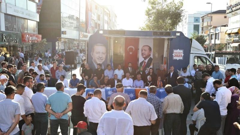 AKP'nin Sultanbeyli'deki (Yüz Yüze 1000 Gün) toplantısı da cılız geçti.jpg