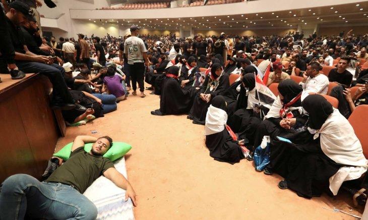 Meclis binasında Sadr yanlıları süresiz oturma eyleminde-Kaynak, Alquds.cu_.uk_.jpg