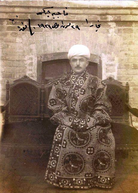 Mahallî giysiler giymiş Enver Paşa’nın Buhara’dan 29 Ekim 1921’de hanımı Naciye Sultan’a gönderdiği fotoğrafı.jpg