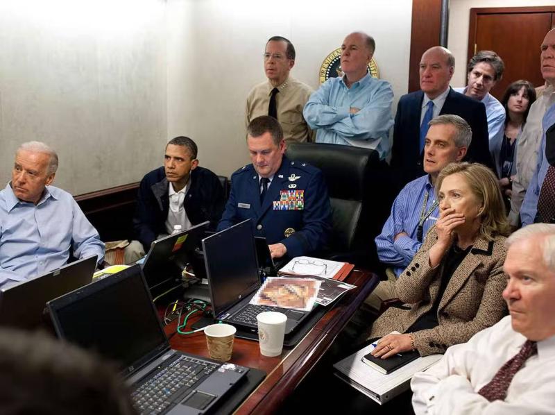 Obama ve ulusal güvenlik ekibi, 2011'de Usame Bin Ladin'in öldürüldüğü baskını izliyor (Pete Souza / Beyaz Saray) 