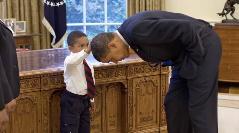 Pete Souza, 5 yaşındaki bir çocuğun Obama'nın başını okşadığı fotoğrafı 2009'da çekmişti (Pete Souza / Beyaz Saray) 