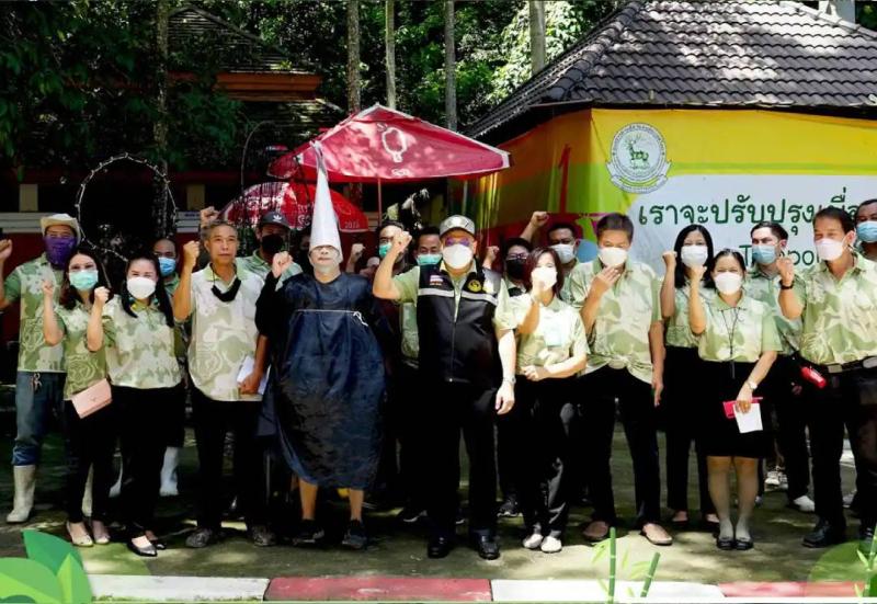 Tatbikatın sonunda görevliler zafer fotoğrafı çektirdi (Facebook / Chiang Mai Hayvanat Bahçesi)