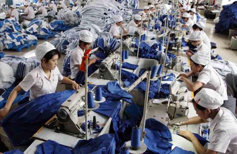 Çin'de fabrika işçileri.jpg