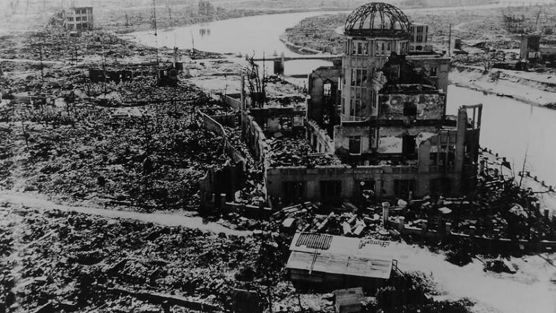Nagazaki ve Hiroşima'ya atılan atom bombası sonrası (1945).jpg