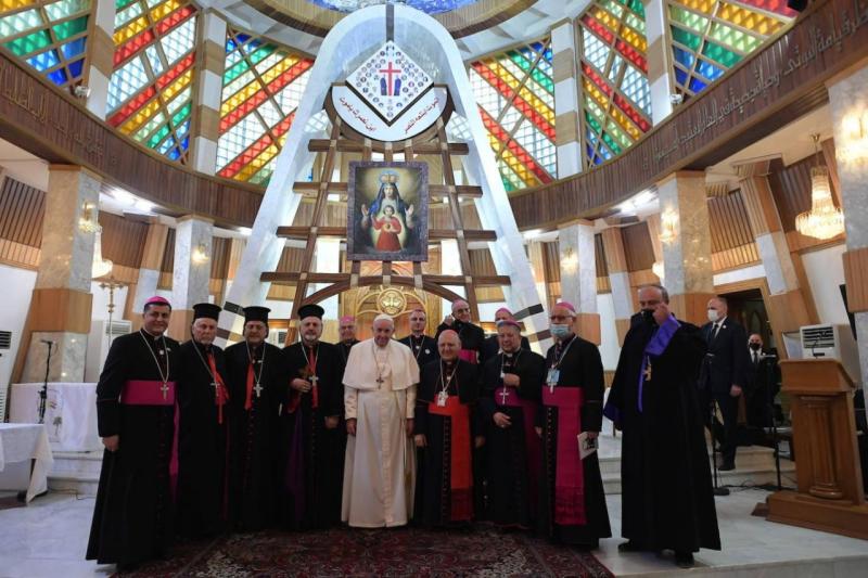 Papa Bağdat'taki Meryem Ana Katedrali'nde Hıristiyan din adamlarıyla bir araya geldi Reuters.jpg